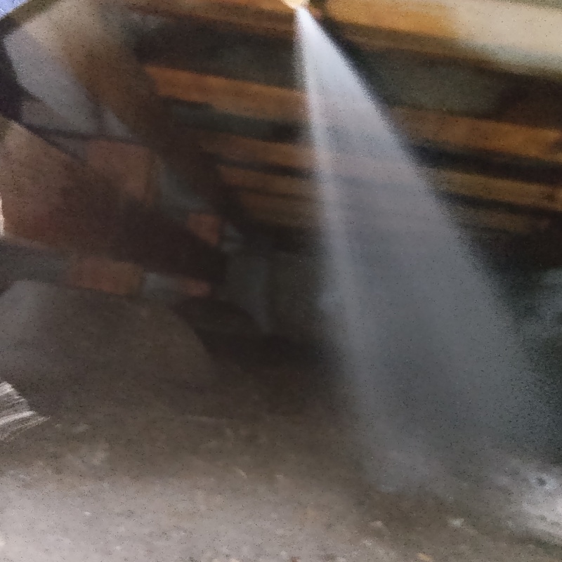 床下の地面にシロアリ駆除剤を散布