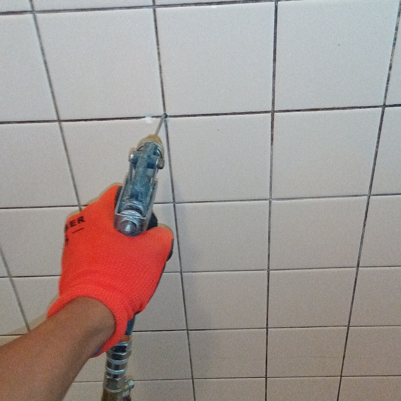 壁にシロアリ駆除剤を注入