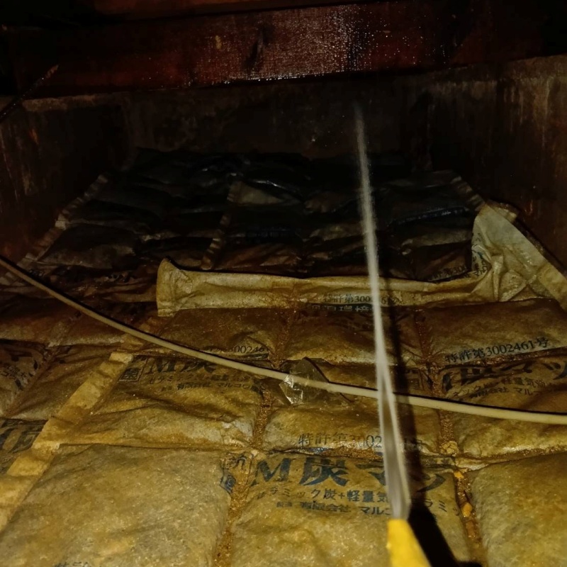 床下の木材に防蟻剤を散布