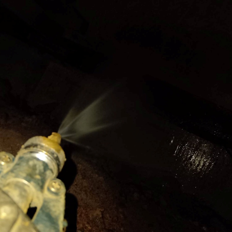 床下の地面に防蟻剤を散布