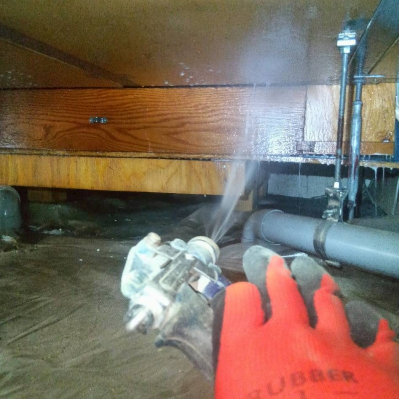 床下の木材に防蟻剤を散布