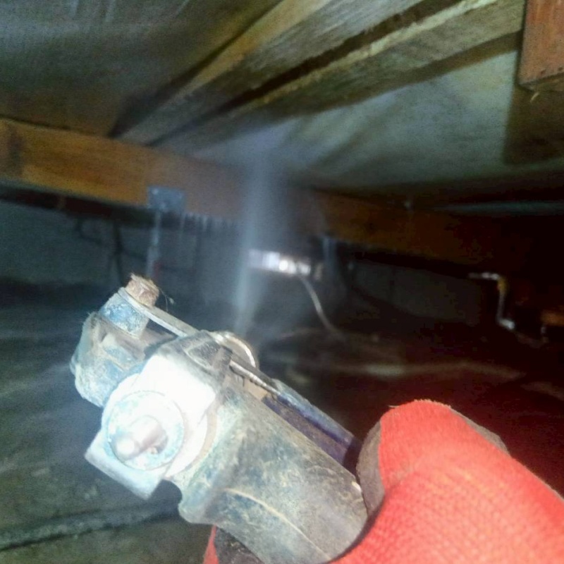 床下の地面に防蟻剤を散布