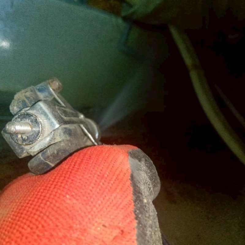 床下の地面に防蟻剤を散布