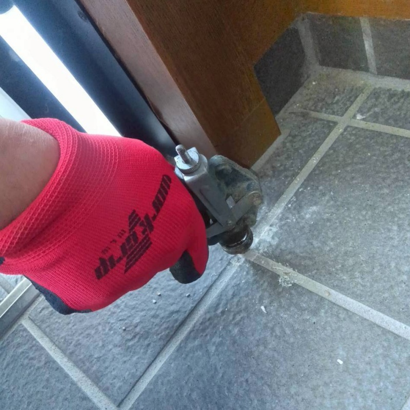 地面に防蟻剤を注入