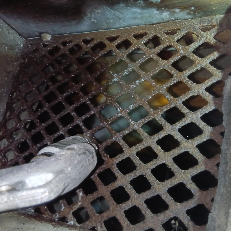 床下換気口からシロアリ駆除剤を散布