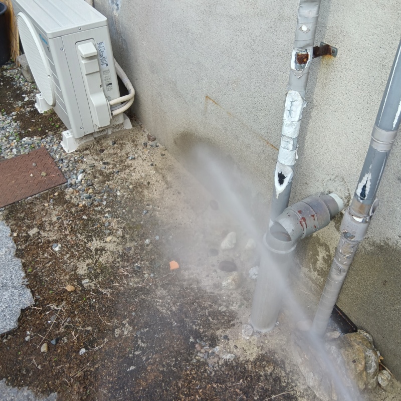 屋外の地面にシロアリ駆除剤を散布