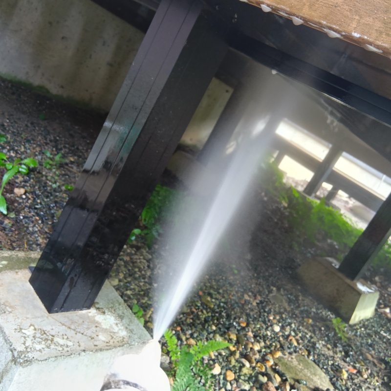 屋外の基礎部分にシロアリ駆除剤を散布