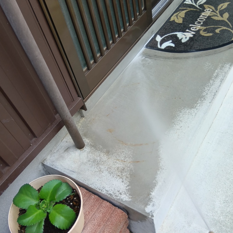 玄関まわりにシロアリ駆除剤を散布