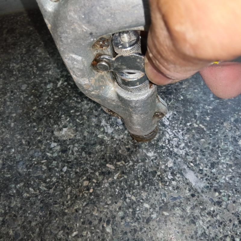 地面にシロアリ駆除剤を注入