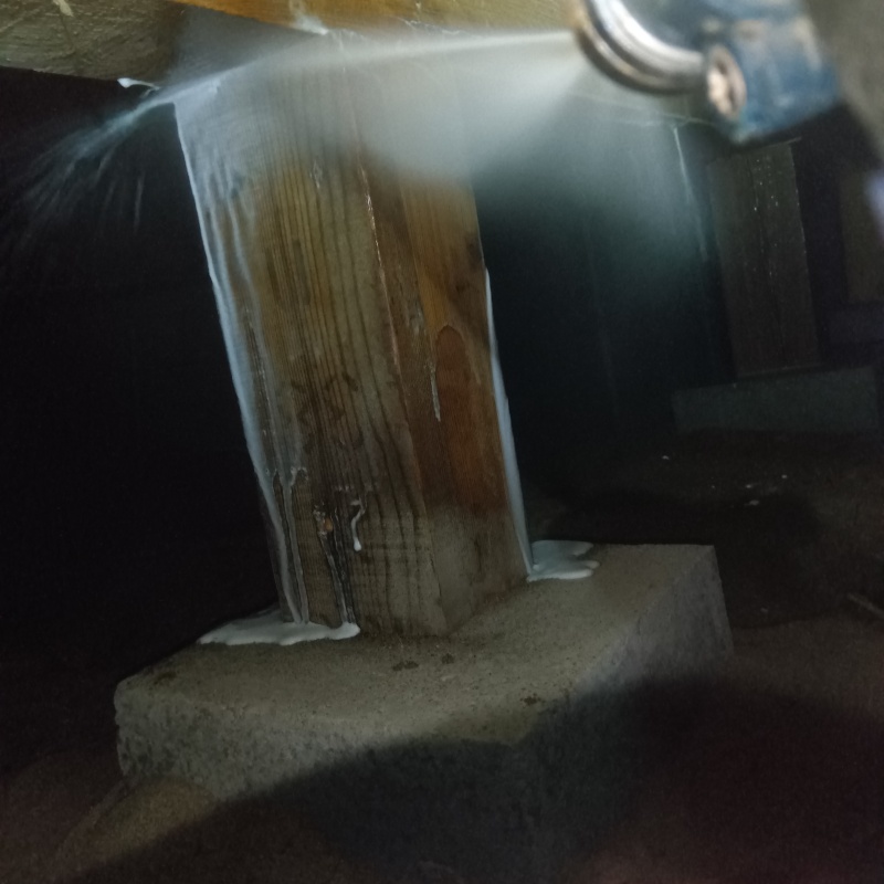 束柱まわりにシロアリ駆除剤を散布