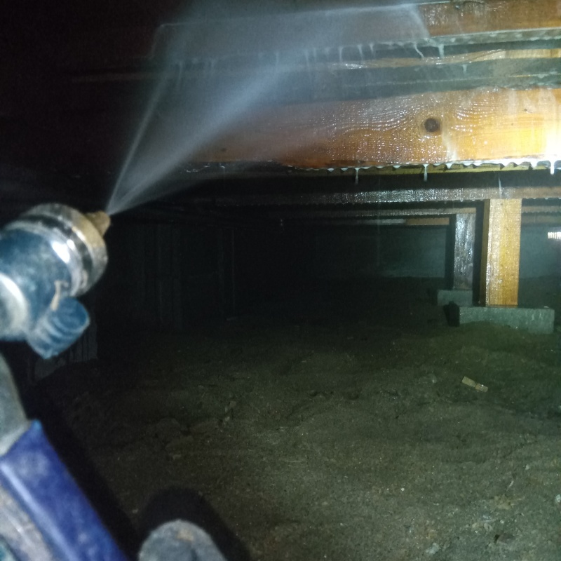 床下の木材にシロアリ駆除剤を散布