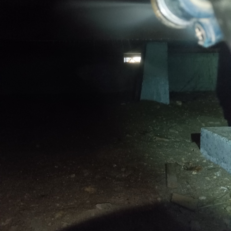 床下の地面にシロアリ駆除剤を散布