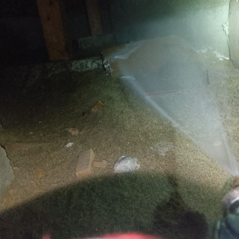 床下の地面にシロアリ駆除剤を散布