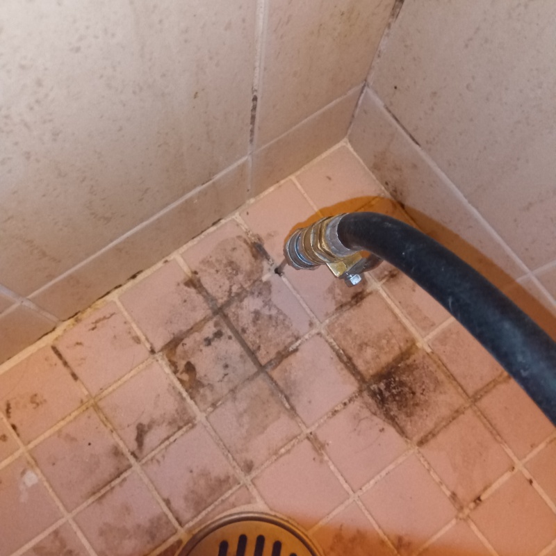 浴室の床にシロアリ駆除剤を注入