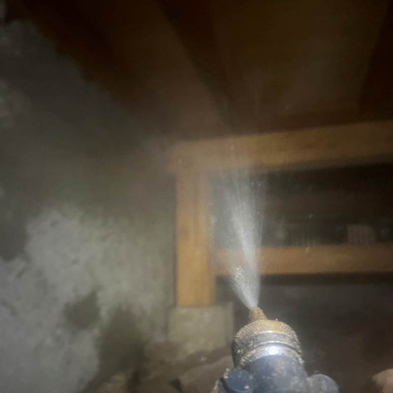 床下の木材にシロアリ駆除剤を散布