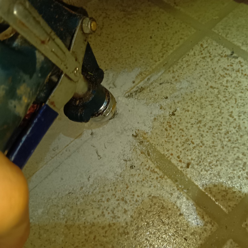 床にシロアリ駆除剤を注入