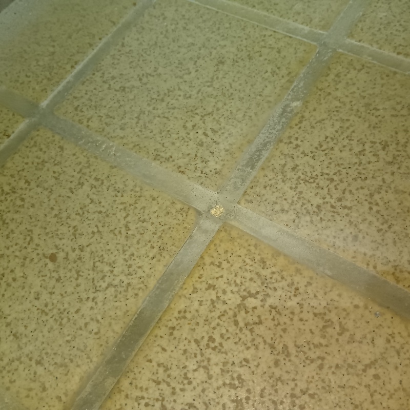 開けた穴を修復した様子