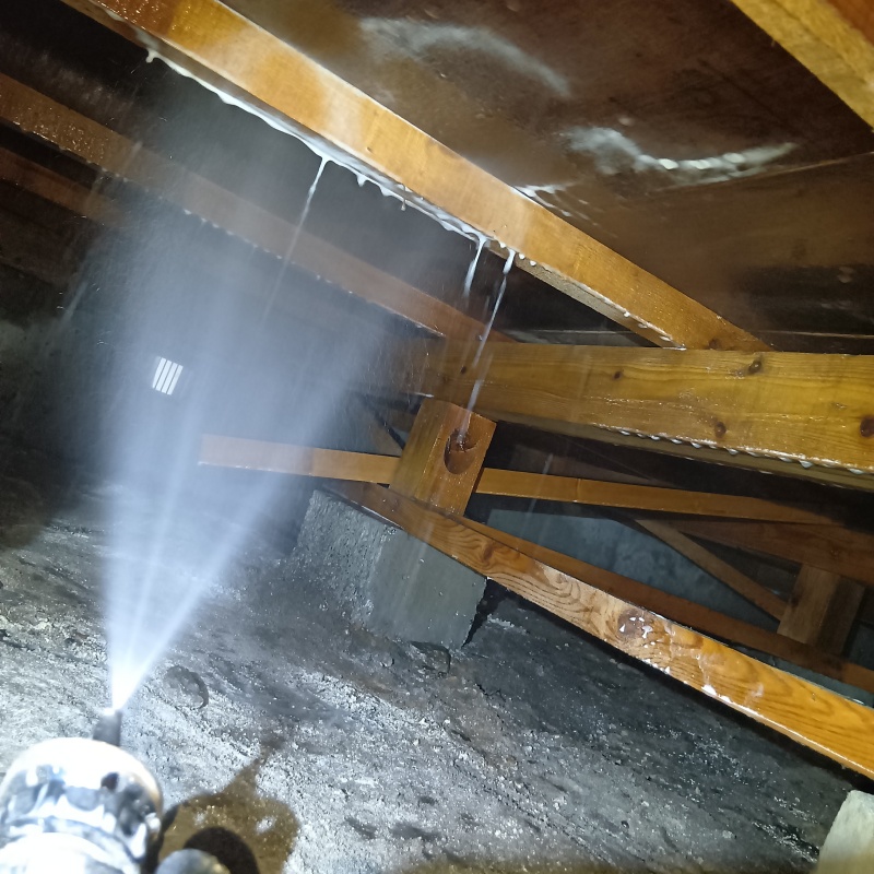 床下の木材に防蟻剤を散布