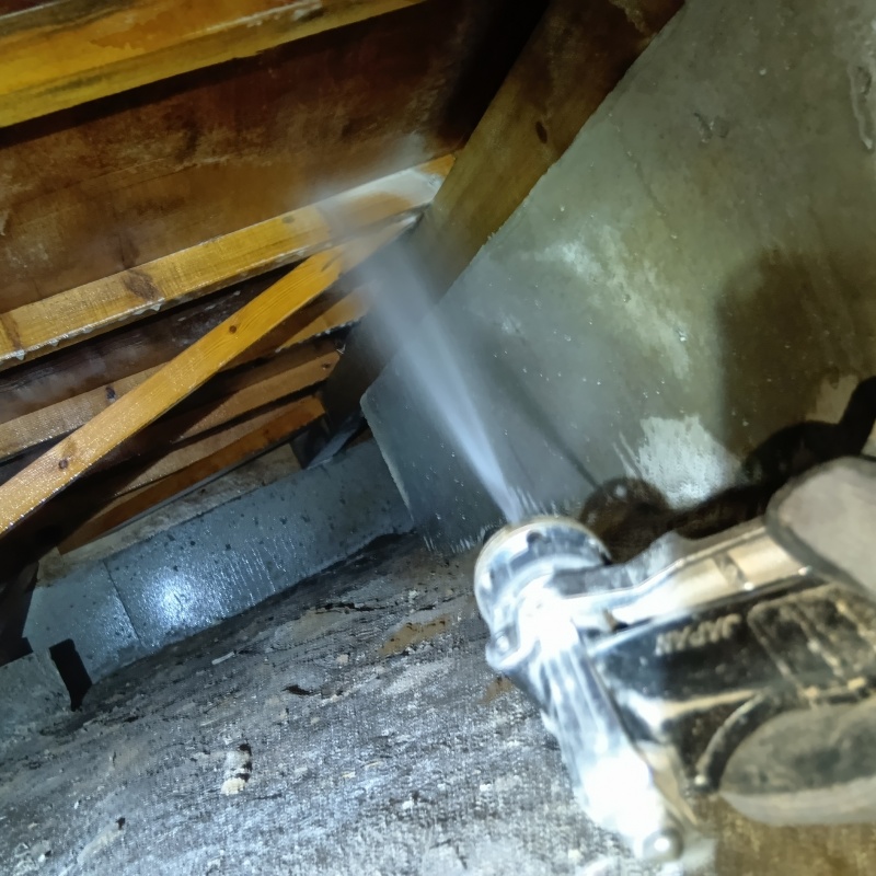 床下の木材に防蟻剤を散布