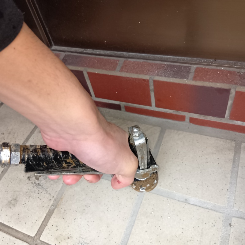 床に防蟻剤を注入