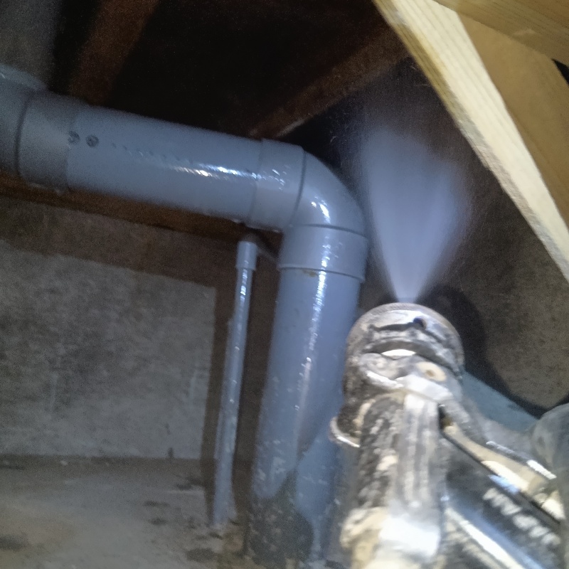 床下木材に防蟻剤を散布