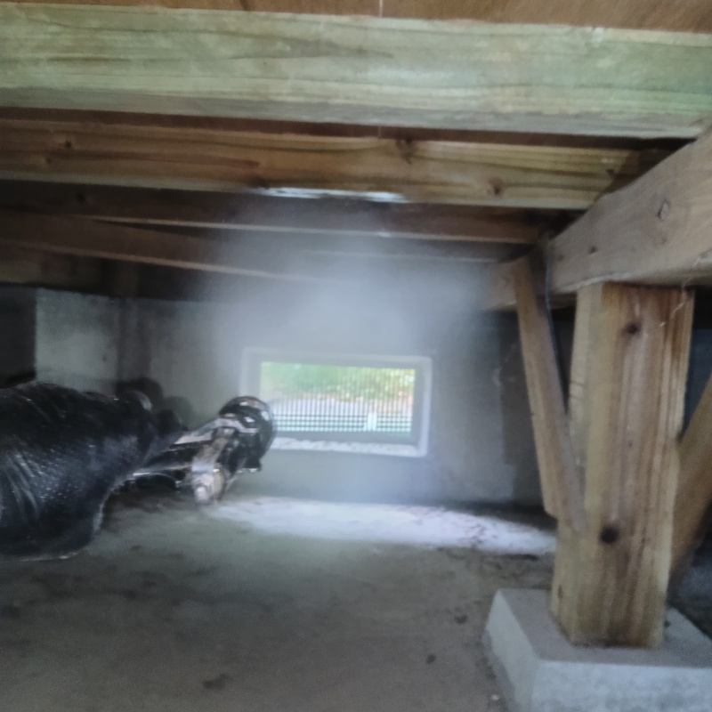 基礎に防蟻剤を吹き付けている様子