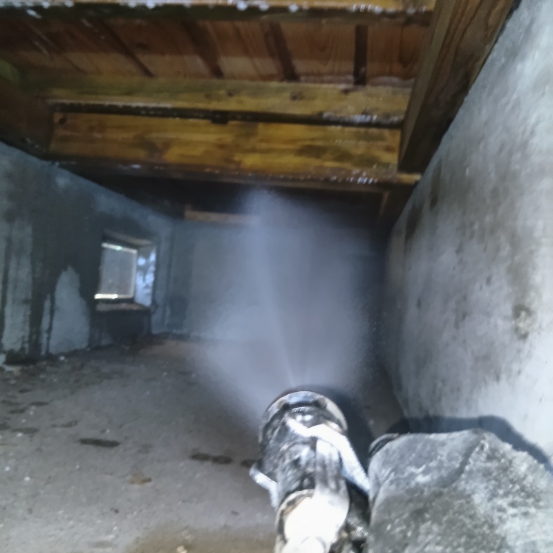 地面に防蟻剤を散布