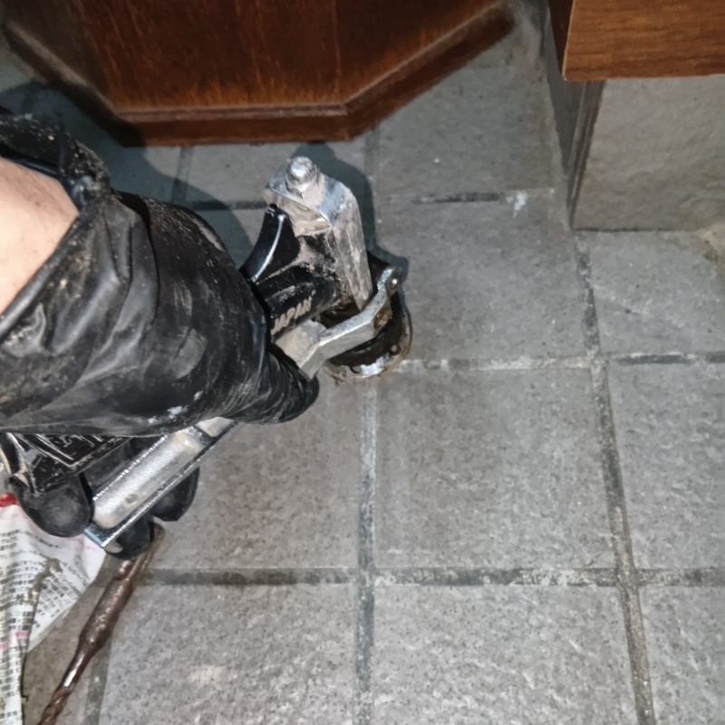 玄関床に穴を開けて防蟻剤を注入