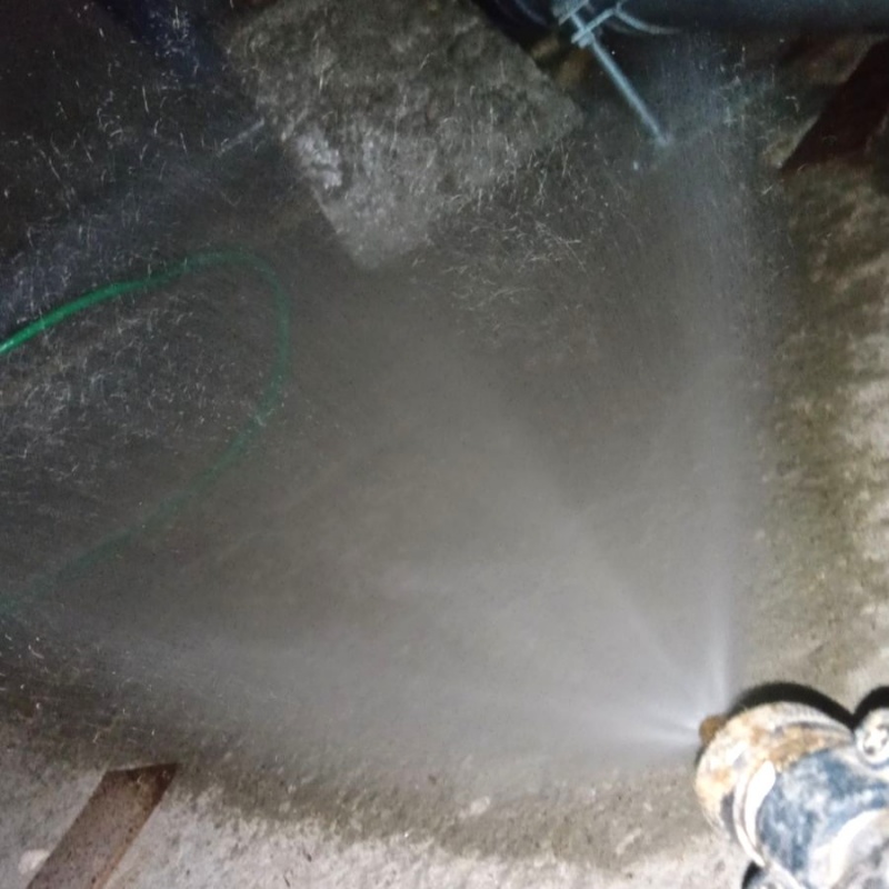 地面にシロアリ駆除剤を吹き付けている様子