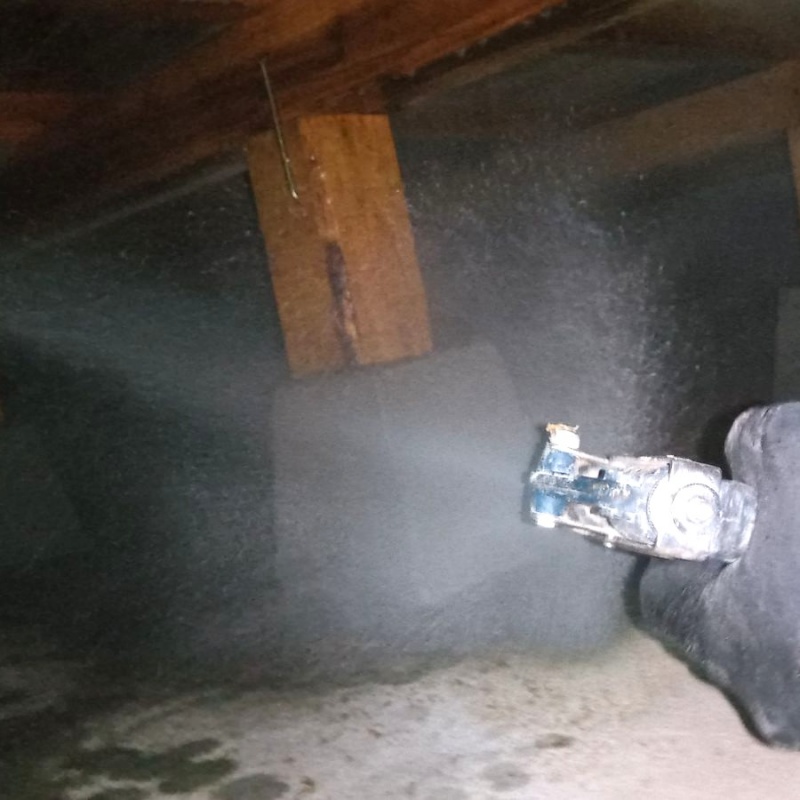 束石まわりにシロアリ駆除剤を散布