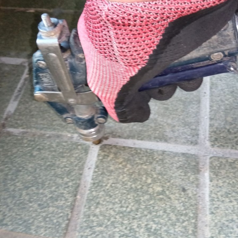 玄関床に穴を開けてシロアリ駆除剤を注入