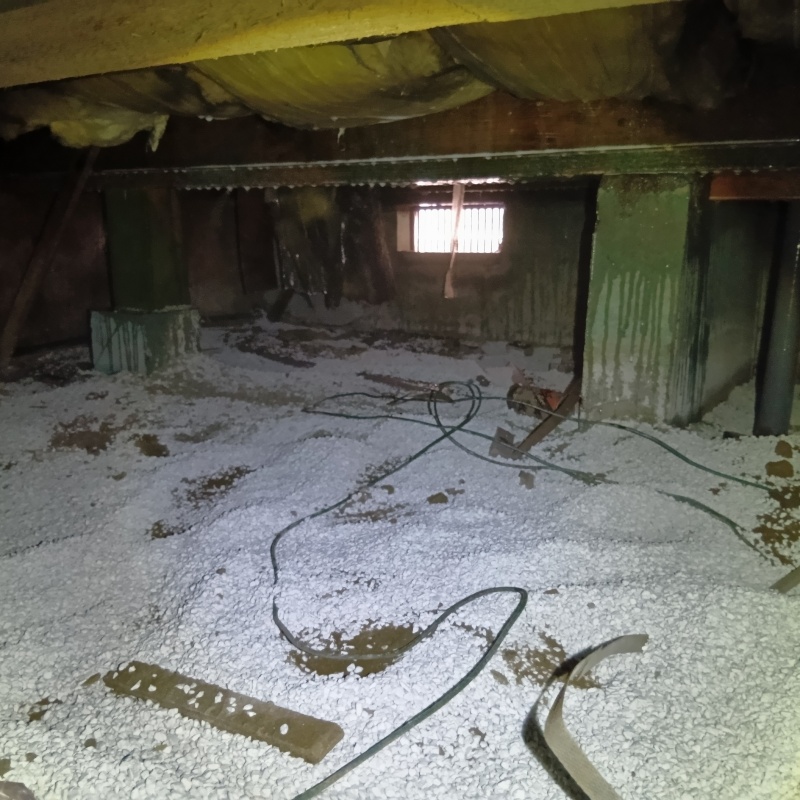 床下に調湿剤を敷いている様子