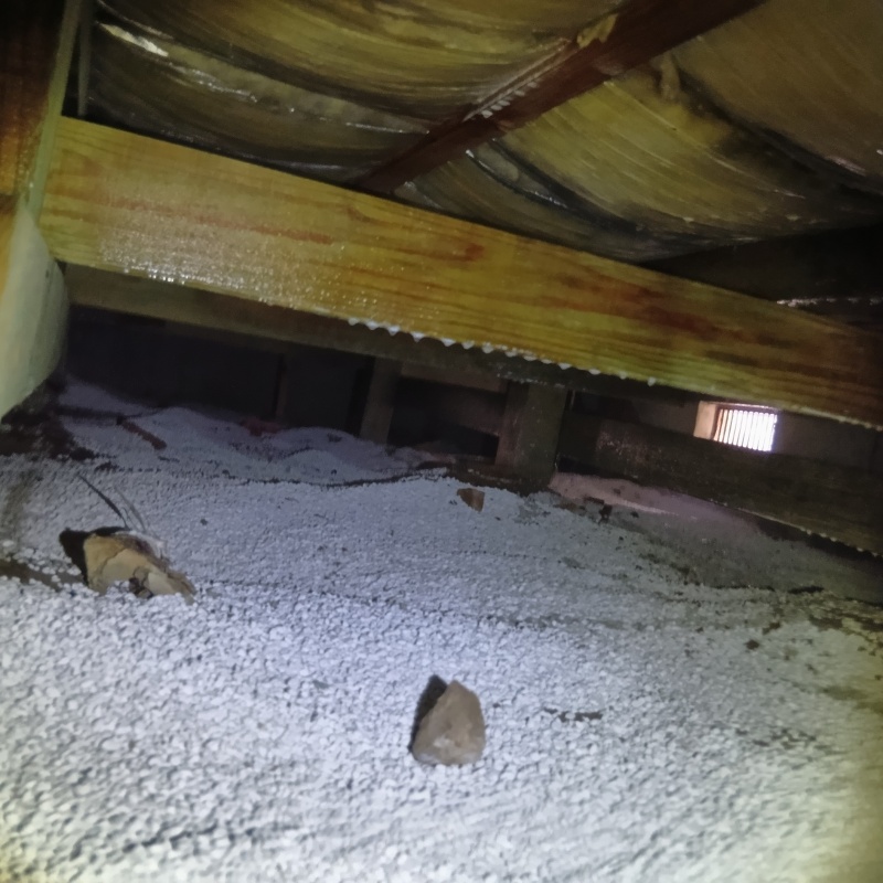 調湿剤で床下の環境を整えている様子