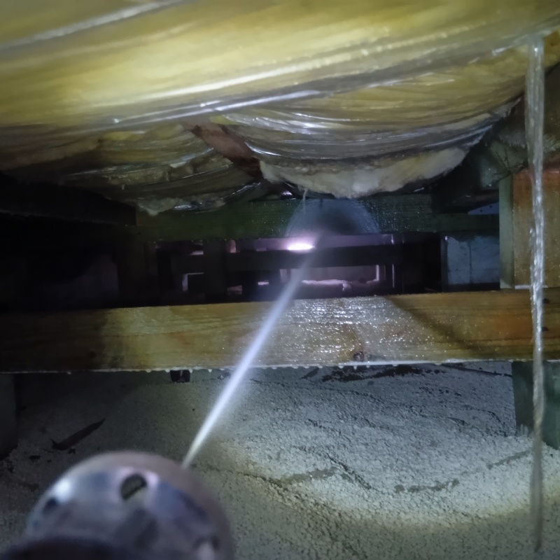 基礎にシロアリ駆除剤を散布