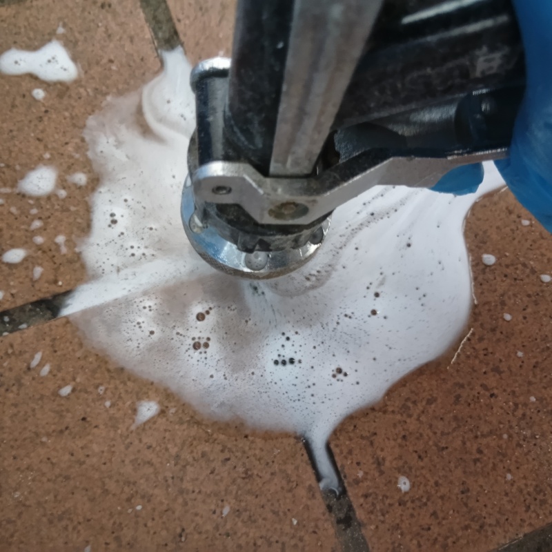 玄関床に穴を開けてシロアリ駆除剤を注入