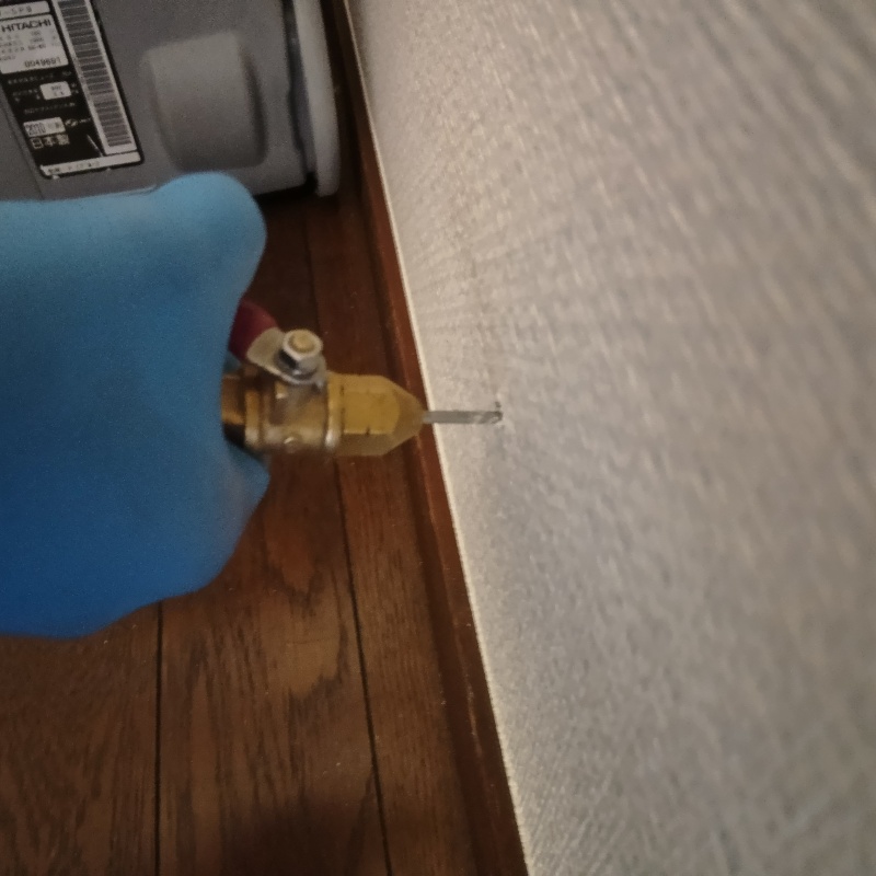 壁材に穴を開けてシロアリ駆除剤を注入