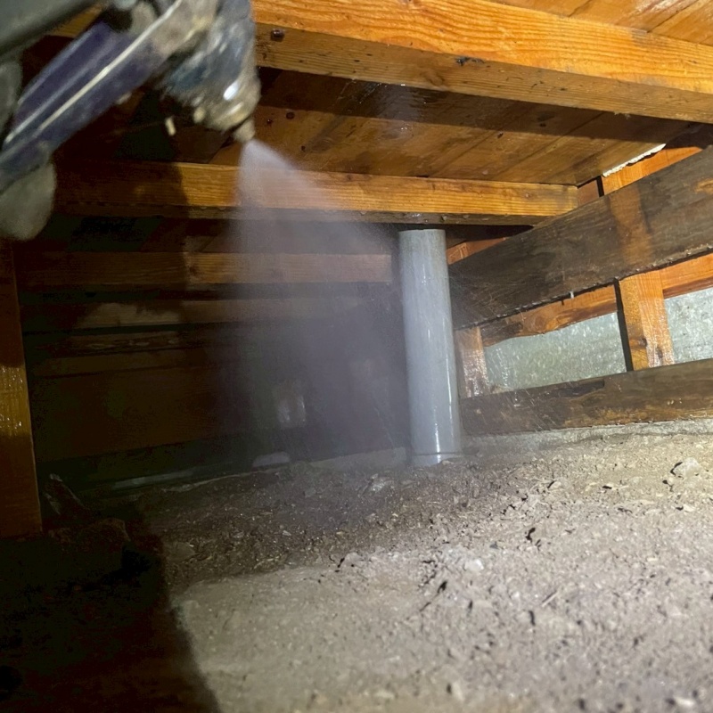 地面にシロアリ駆除剤をを散布する様子