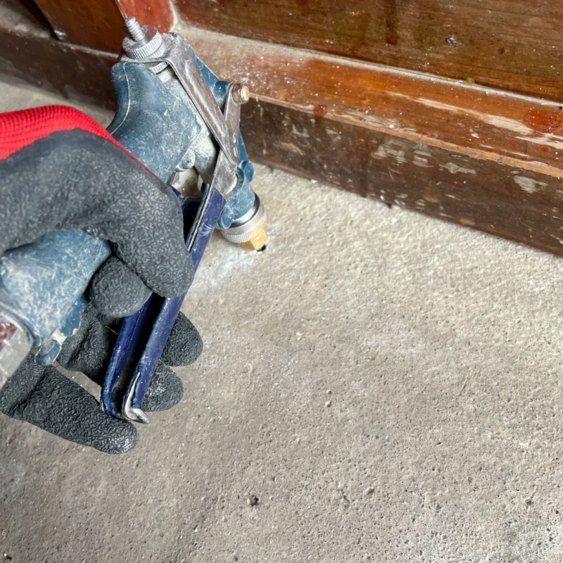 コンクリートに穴を開けてシロアリ駆除剤を注入