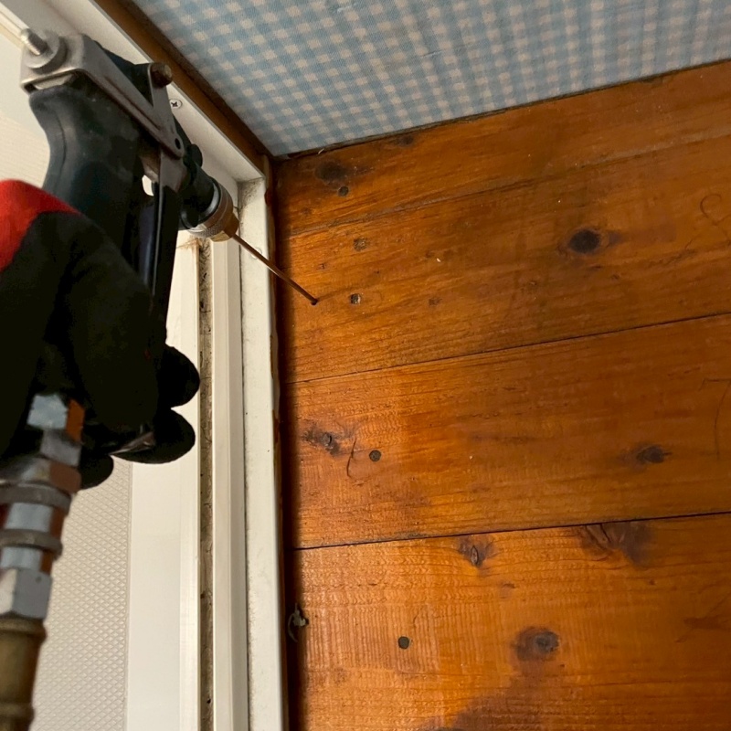 フローリングにシロアリ駆除剤を注入