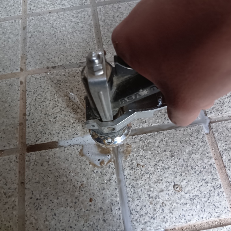 玄関床に穴を開けて防蟻剤を注入