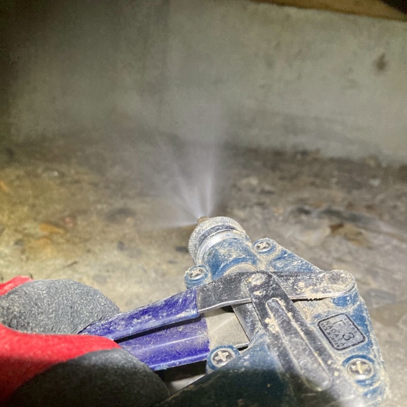 基礎にシロアリ駆除剤を散布