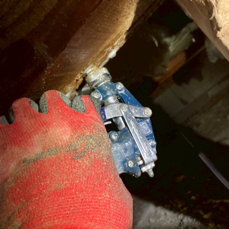 劣化した木材に穴を開けてシロアリ駆除剤を注入