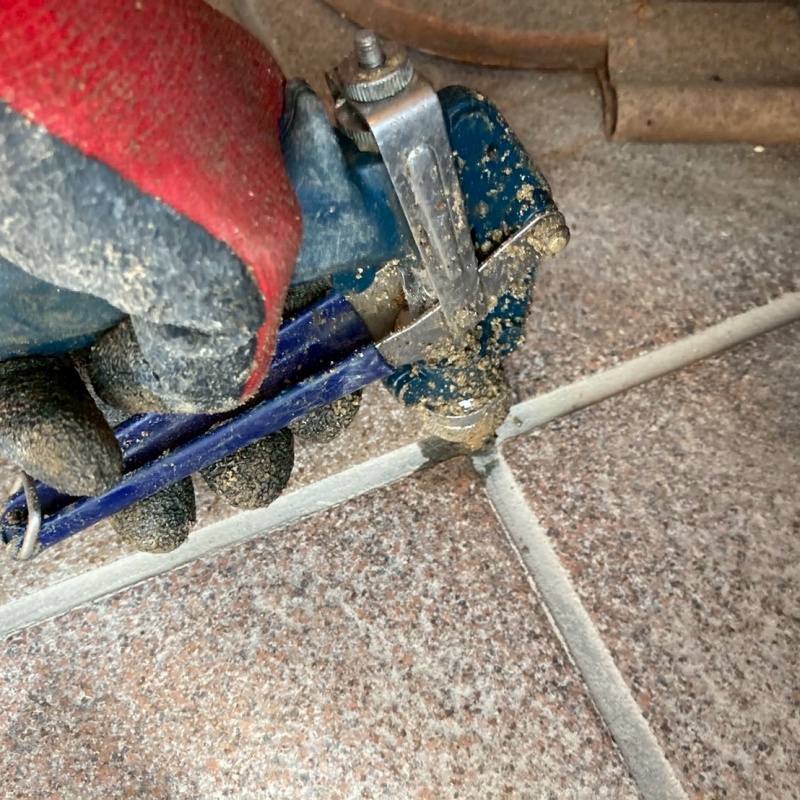 玄関床に穴を開けてシロアリ駆除剤を注入