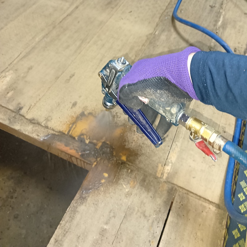 傷んだ木材にシロアリ駆除剤を散布