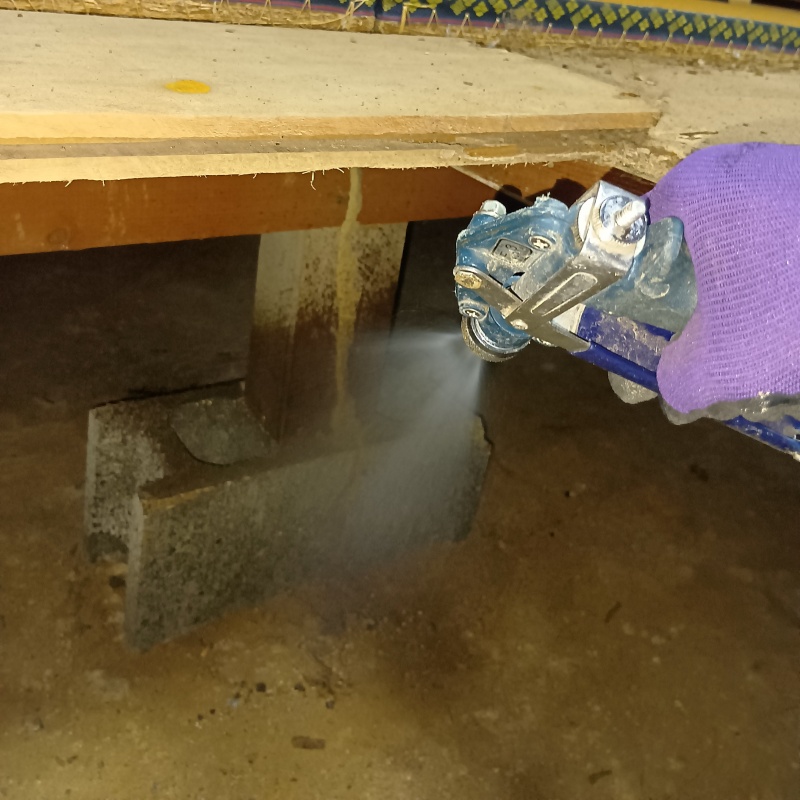 束石まわりにシロアリ駆除剤を散布