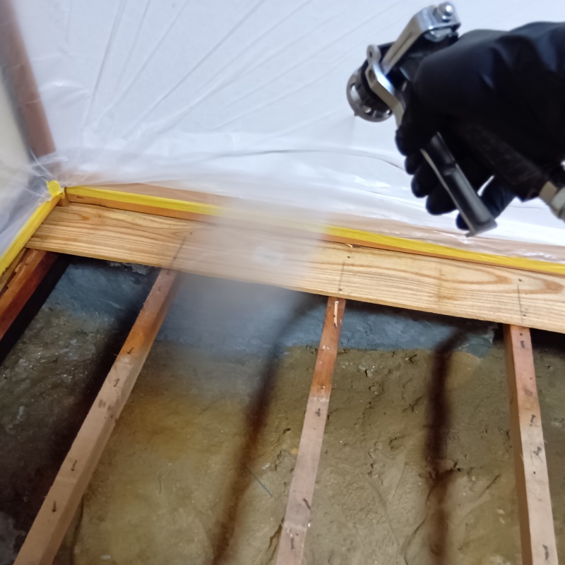 床下木材にシロアリ駆除剤を散布