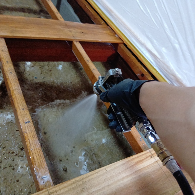 地面にシロアリ駆除剤を散布