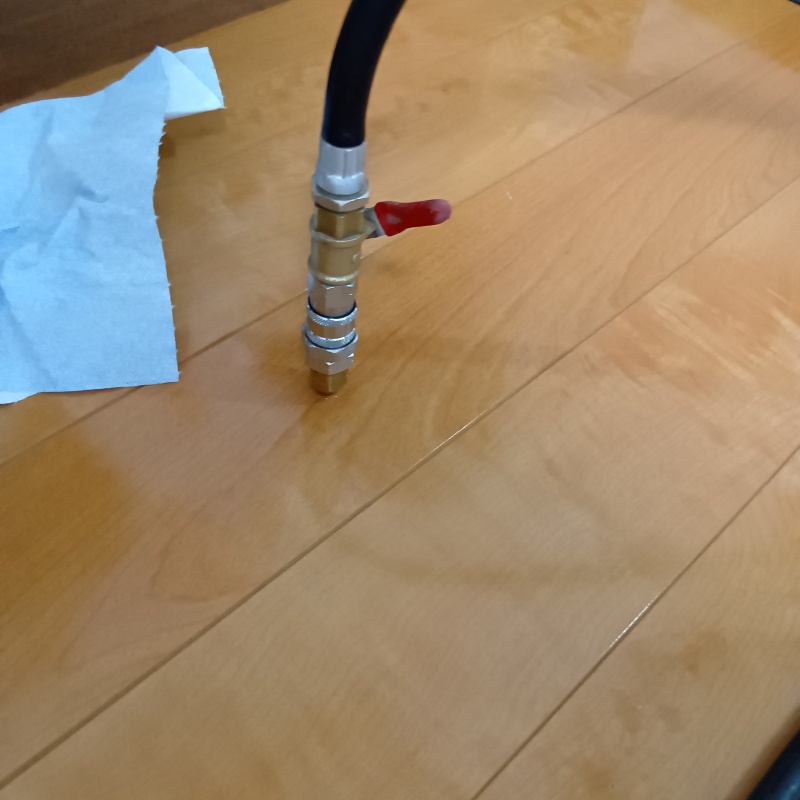 フローリングに穴を開けてシロアリ駆除剤を注入