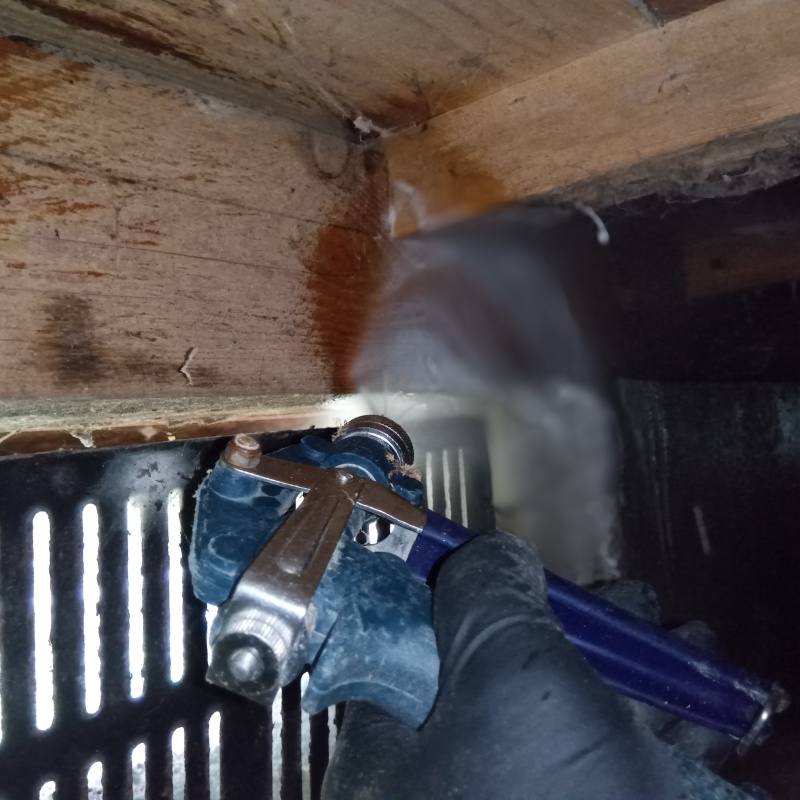 床下木材にシロアリ駆除剤を散布