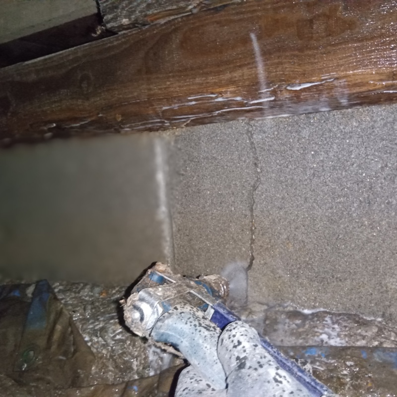 基礎にシロアリ駆除剤を散布している様子